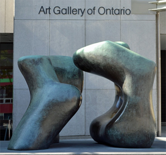 Henry Moores "Large Two Forms" utanför Art Gallery of Ontario